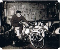 NSU bromfiets na het spuiten weer gemonteerd.